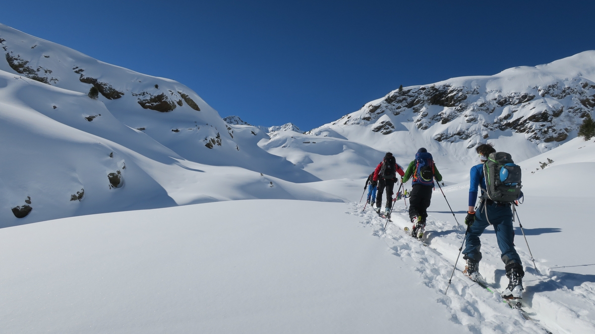 Der Alpenverein informiert über Wichtiges zum Skitouren-Saisonstart.