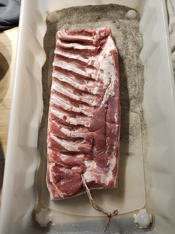 Das zuvor vorbereitete Fleisch wird mit Salz und Pfeffer eingerieben.