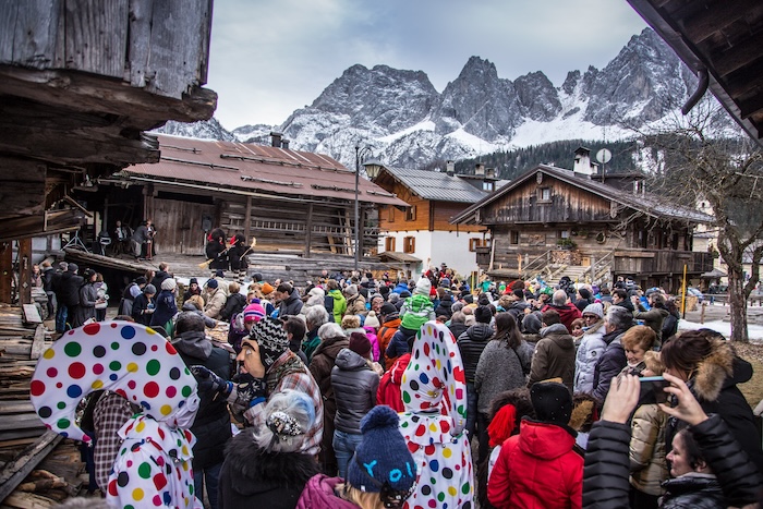 Die Faschingszeit in Sappada dauert lange und beginnt am dritten Sonntag vor dem Aschermittwoch mit dem Bauernsonntag