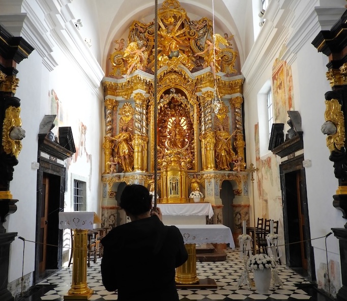 In der Marienkirche mit ihrem geschnitzen goldenen Altar kann man die Wunschglocke ziehen.