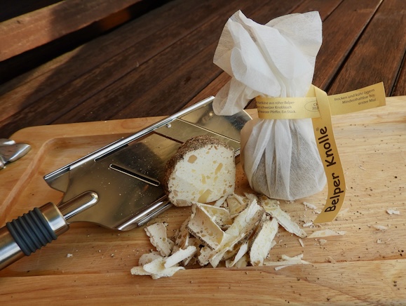 Der harte „Trüffelkäse“ wird ganz fein – am besten mit einer Käsehobel – auf Speisen gerieben.