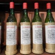 Unverkennbar: Der Original Maraschino von Luxardo wird noch heute in Flaschen mit der handgeflochtenen Basthülle verkauft.