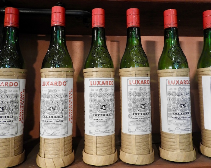 Unverkennbar: Der Original Maraschino von Luxardo wird noch heute in Flaschen mit der handgeflochtenen Basthülle verkauft.