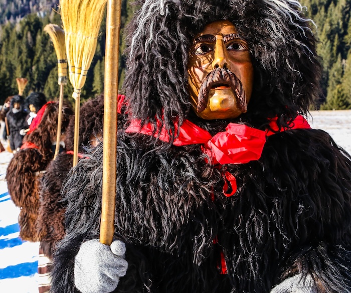 Der „Rollat“ ist die Hauptfigur des Faschings wurde mittlerweile zum Wahrzeichen von Sappada.