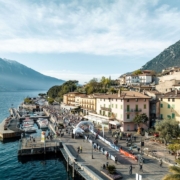 Start des Marathons ist in dem malerischen Städtchen Limone sul Garda.