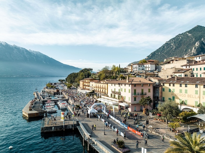 Start des Marathons ist in dem malerischen Städtchen Limone sul Garda.