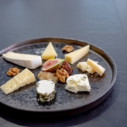 Käse wird im Uhrzeigersinn vom mildesten zum kräftigsten angerichtet und auch in dieser Reihenfolge verspeist - Start ist auf 6 Uhr.