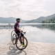 Sportlich am See unterwegs: Gravelbiker vor der herrlichen See-Kulisse Kärntens