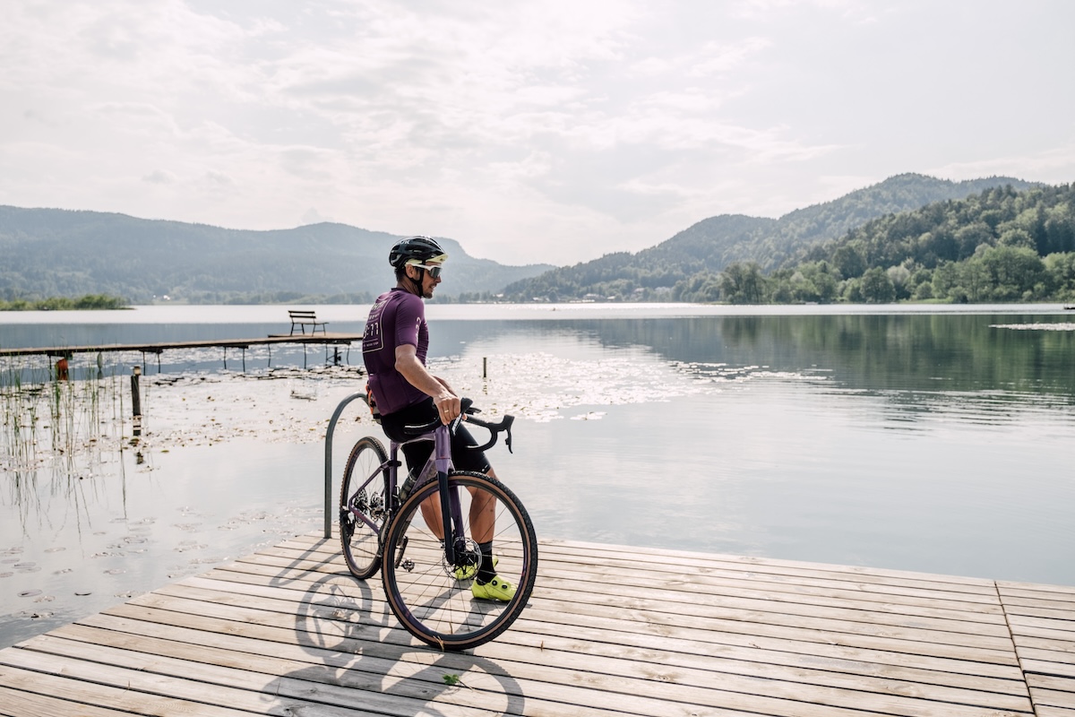 Sportlich am See unterwegs: Gravelbiker vor der herrlichen See-Kulisse Kärntens