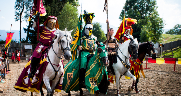 Akrobatik auf Pferden liefern die Schauspieler und Stuntreiter bei ihren Vorführungen auf Burg Sommeregg.