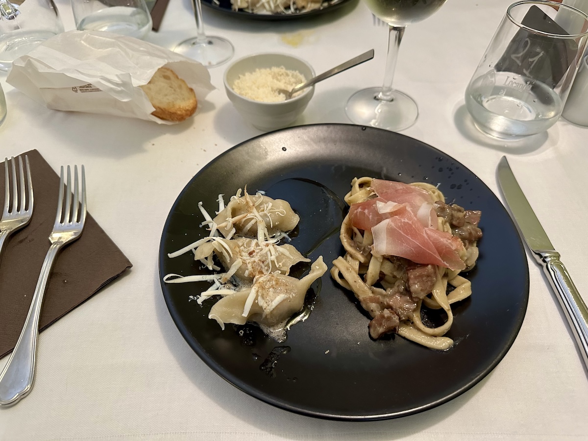 Muss man probieren: Selbstgemachte Teigtaschen „Cjarson“ und Tagliatelle mit Radicchio und Prosciutto.