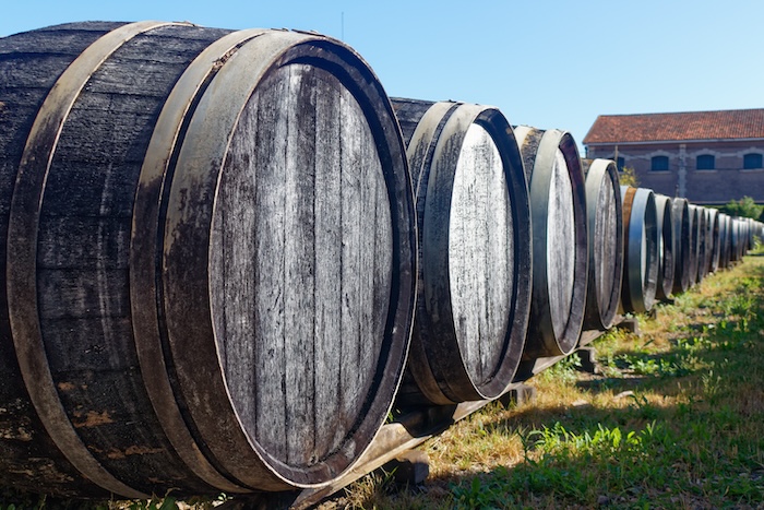 Der Grundwein für den trockenen Noilly Prat reift zwölf Monate unter freiem Himmel, was den französischen Vermouth so einzigartig macht.