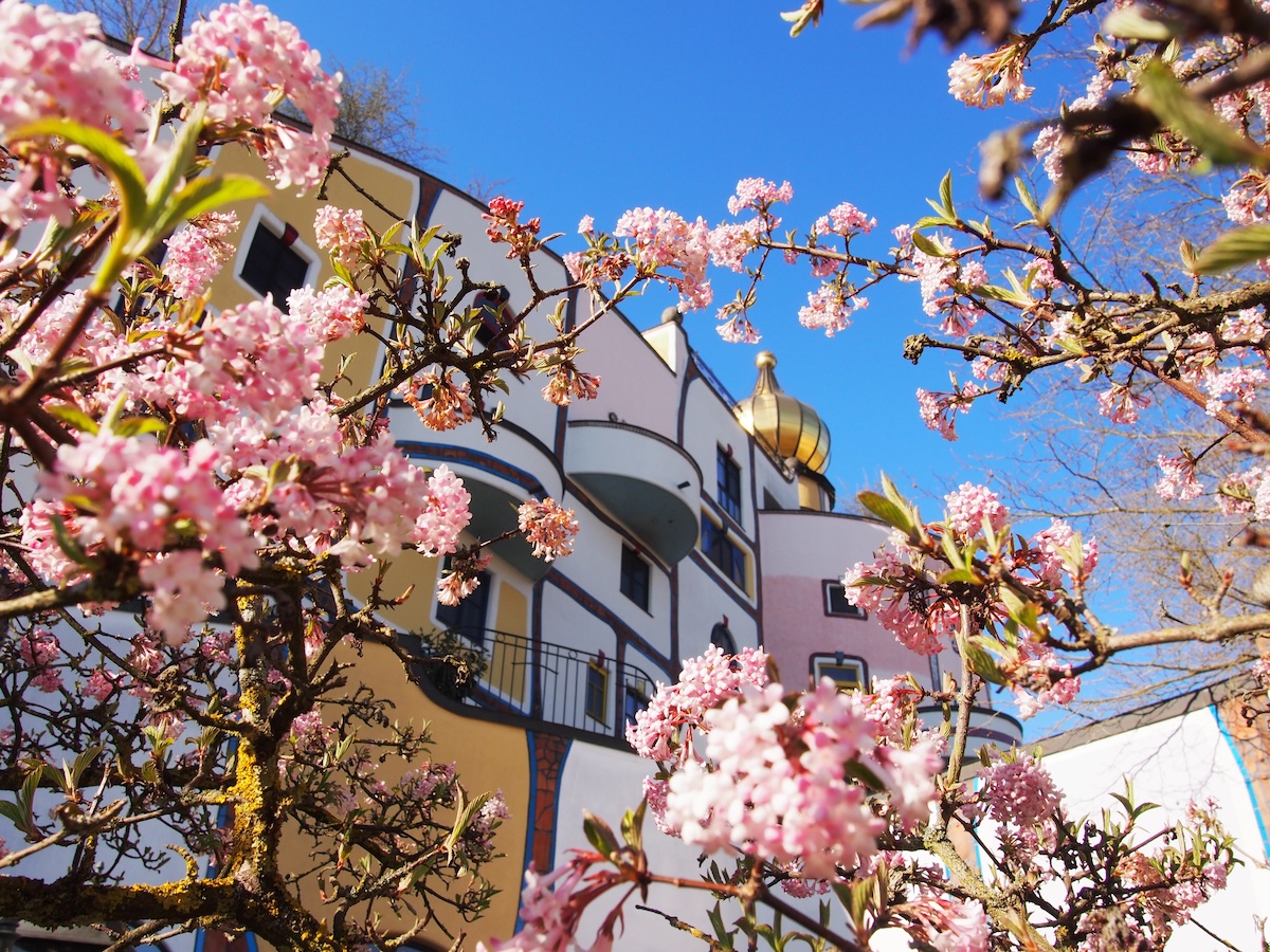 Das Frühlingserwachen in vollen Zügen genießen – im Rogner Bad Blumau, dem einzigartigen bewohnbaren Gesamtkunstwerk.