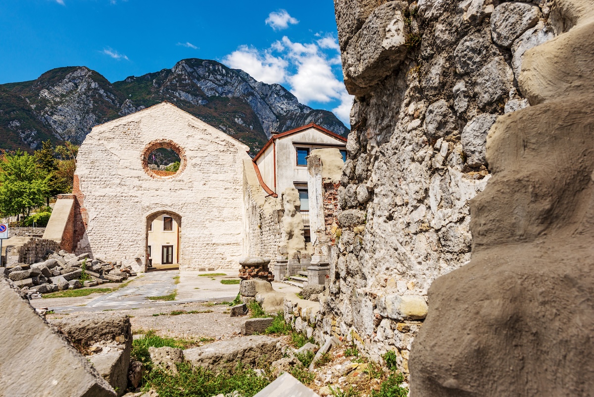 Die zweite Hauptkirche, San Giovanni Battista, wurde nicht wieder aufgebaut und blieb als Mahnmahl erhalten.