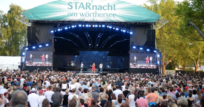 Auf der Bühne in der Wörthersee Ostbucht findet nicht nur die Starnacht statt – viele Stars wie Andreas Gabalier oder Howard Carpendale treten hier heuer auf.