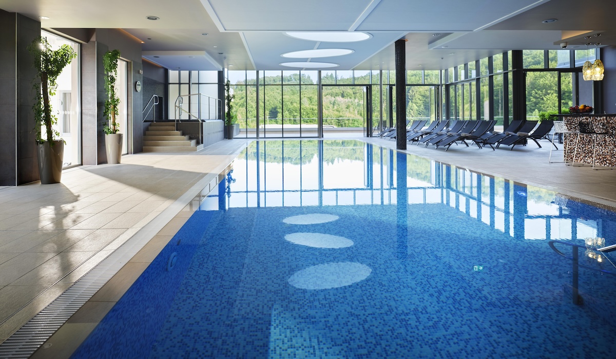 Hoteleigenes Schwimmbad mit Massagebecken