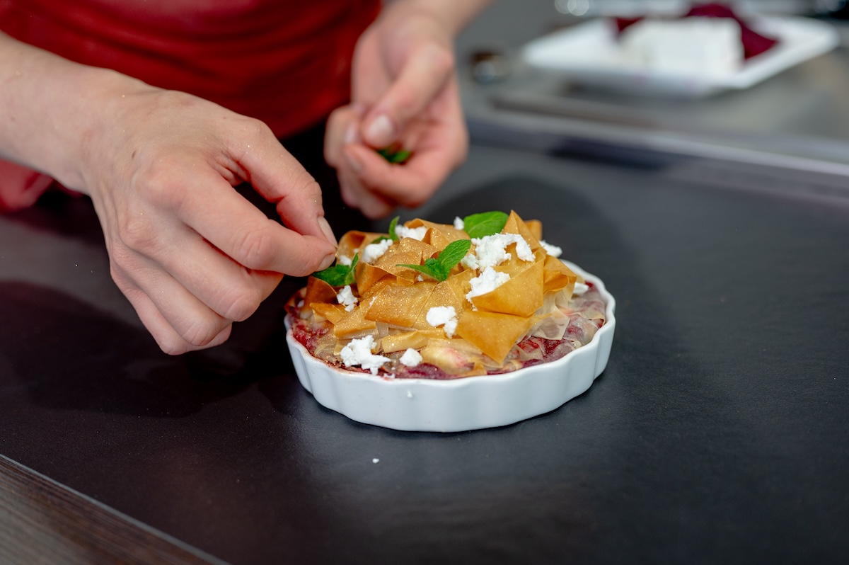 Die Rote-Rüben-Tarte mit Feta-Käse kann man gut vorbereiten und ist ein toller Partysnack.