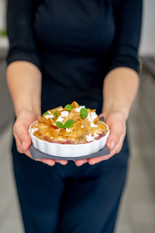 Die Rote-Rüben-Tarte mit Feta-Käse kann man gut vorbereiten und ist ein toller Partysnack.