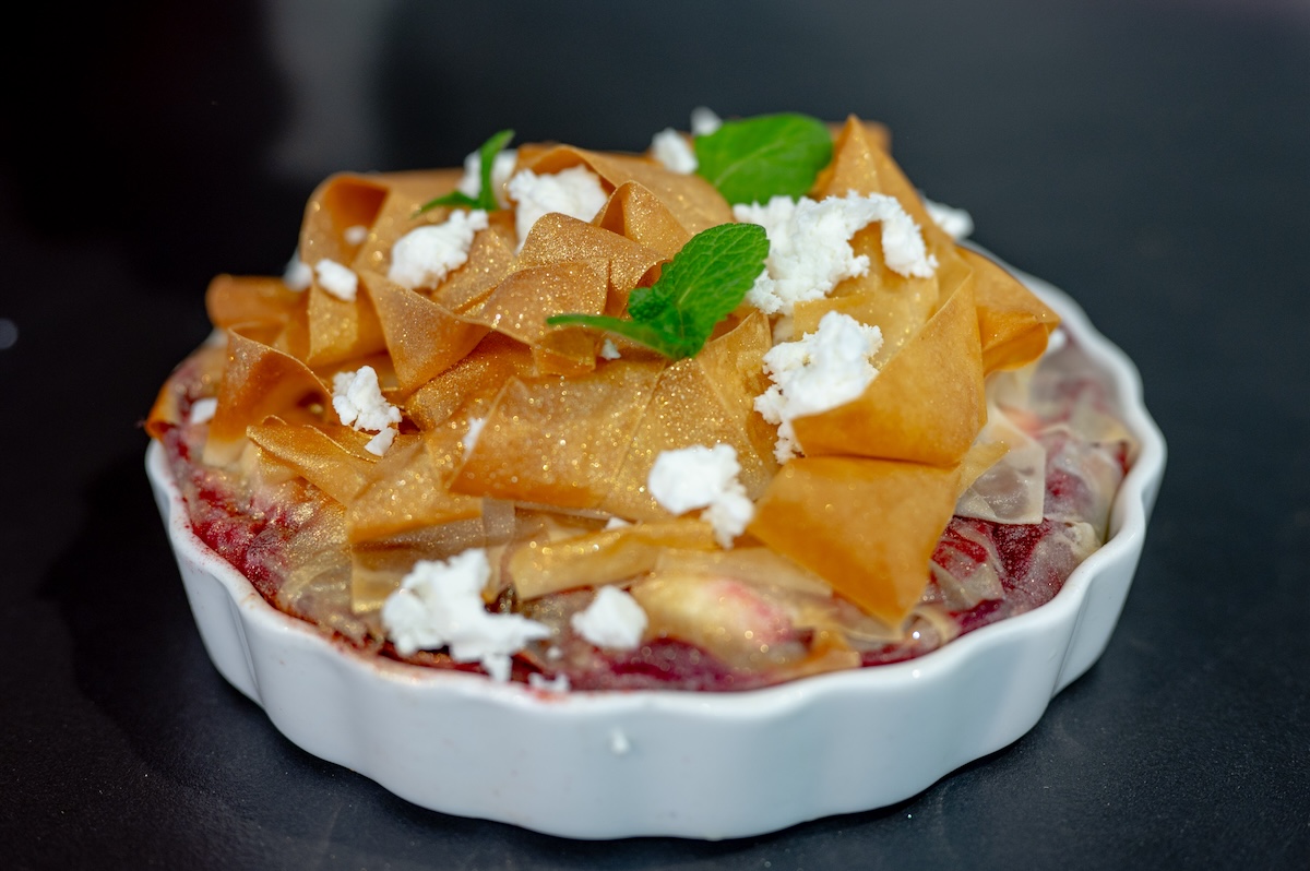 Die Rote-Rüben-Tarte mit Feta-Käse kann man gut vorbereiten und ist ein toller Partysnack.