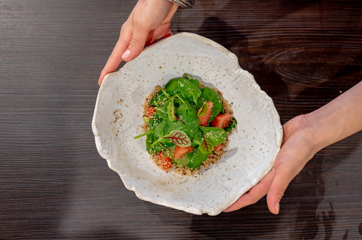 Der Spinatsalat mit Couscous, Grapefruit und weißem Sesam ist auch für Veganer geeignet. 