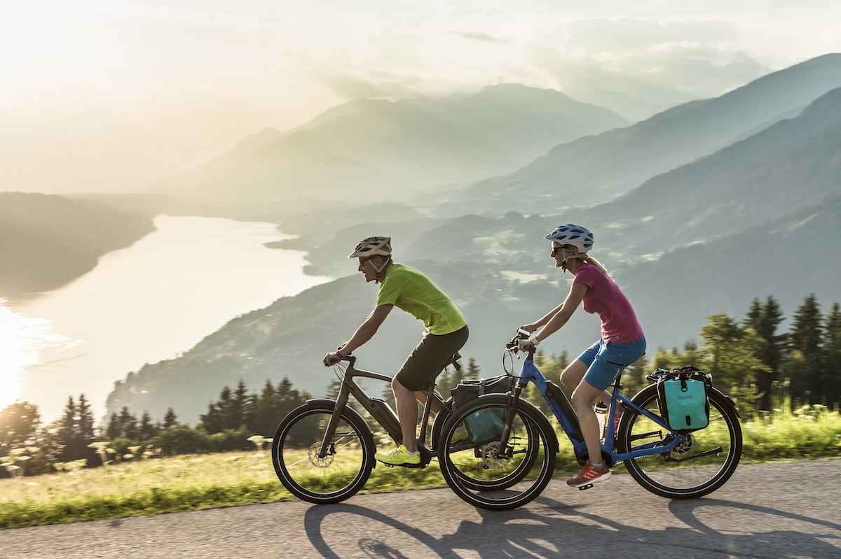 Mit dem Mountainbike hoch über dem Millstätter See unterwegs.