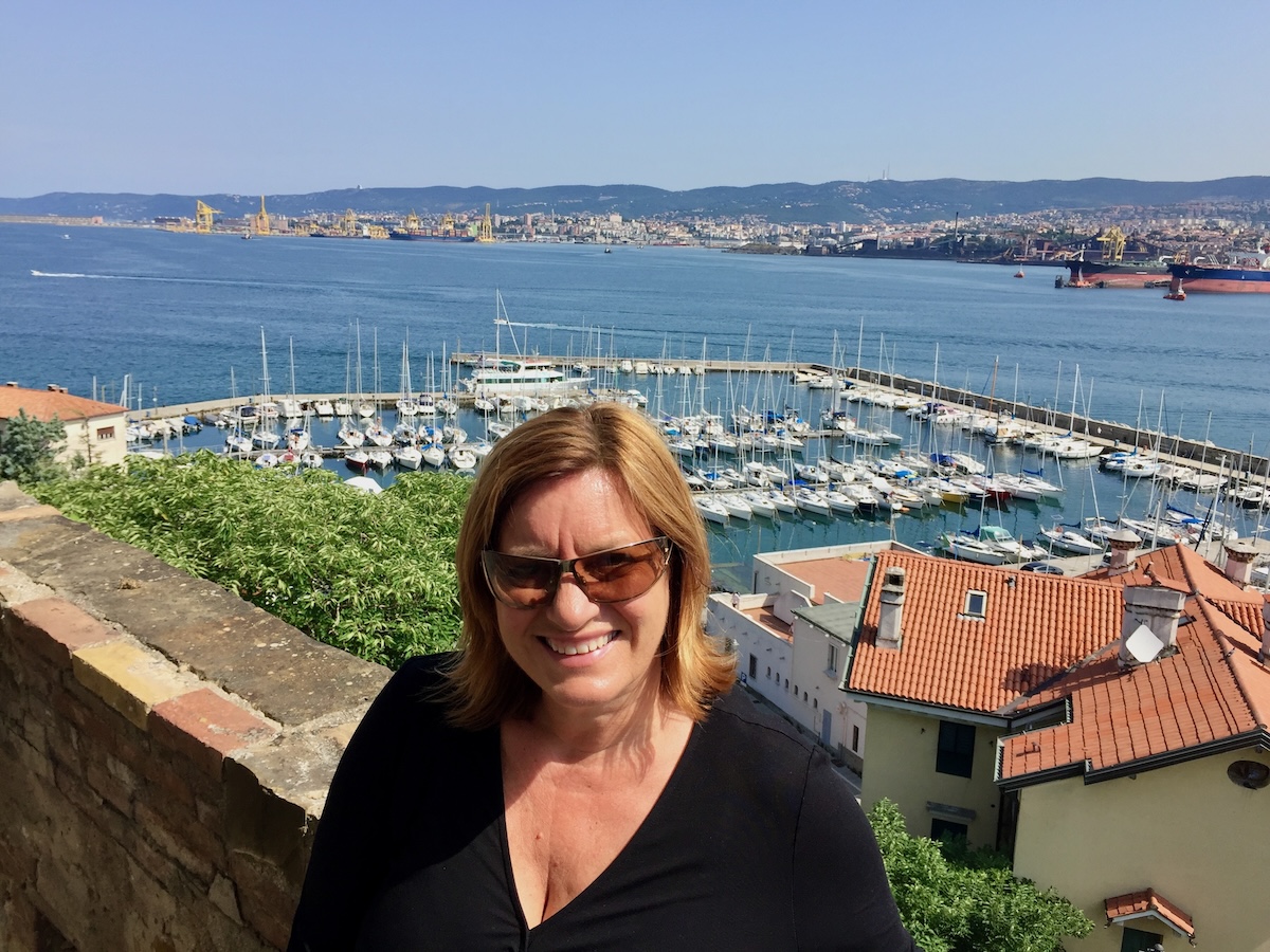 Vom Schloss genießt man einen sensationellen Blick auf den Yachthafen von Muggia und den Hafen von Triest.