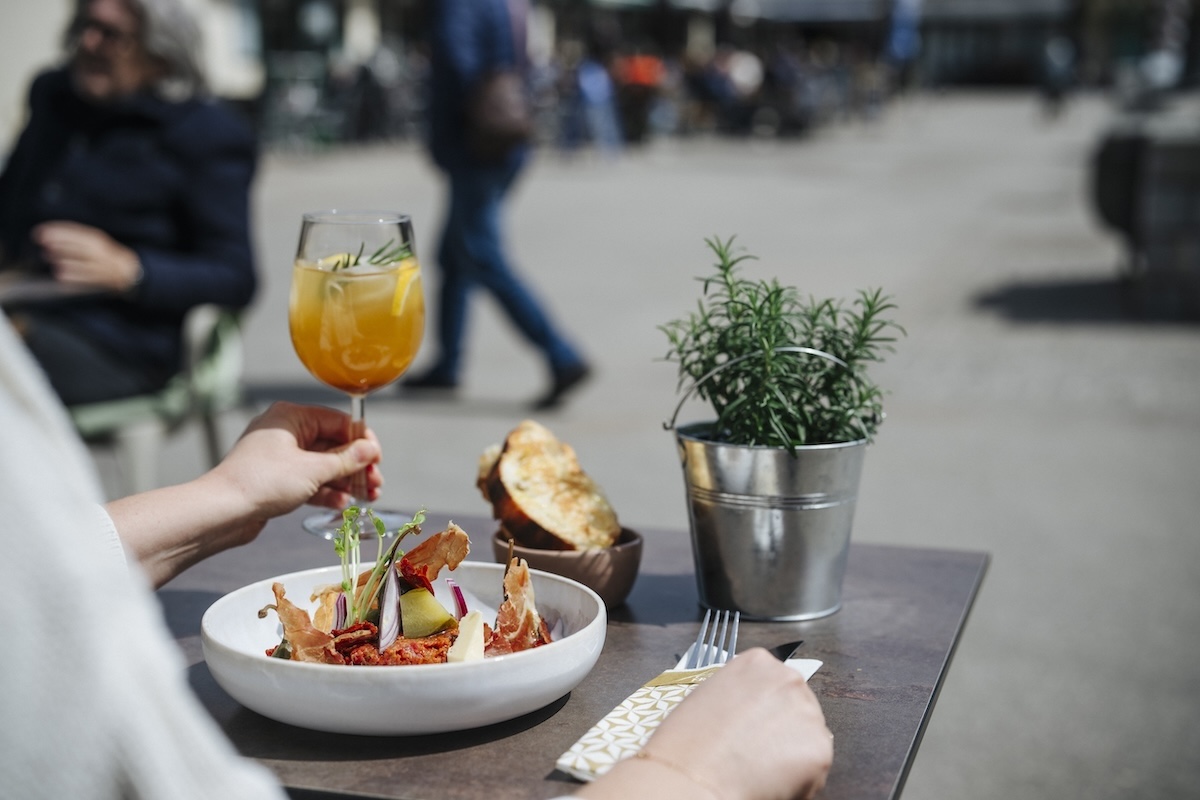 Auf der Terrasse das Marktflair genießen