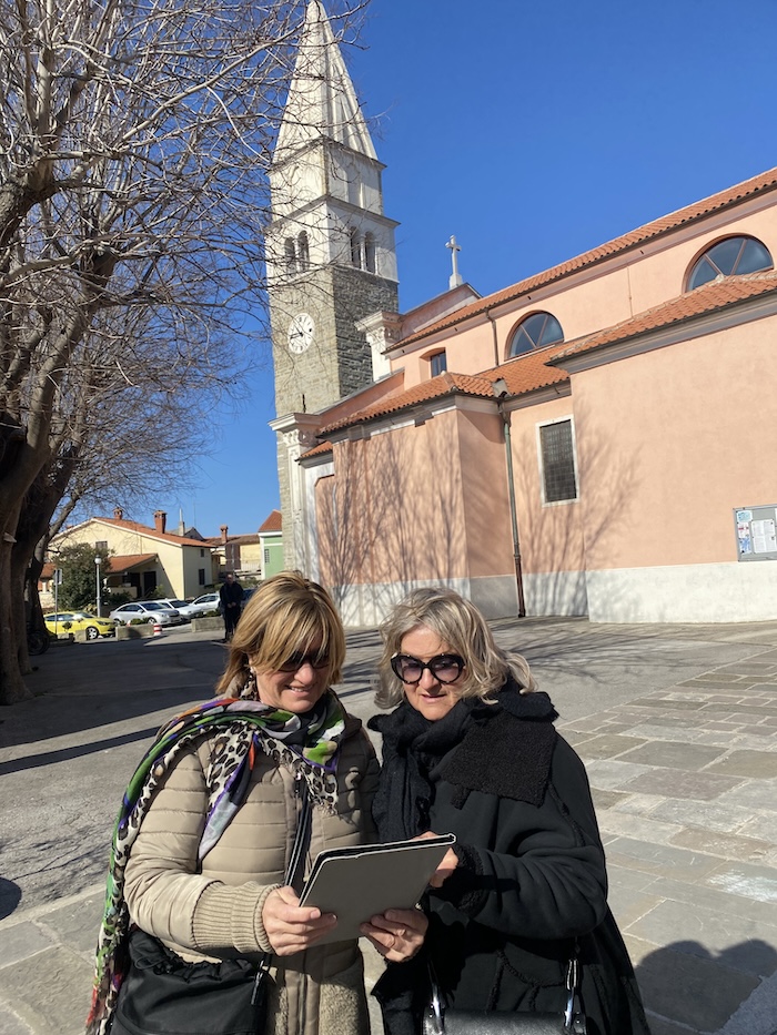Mit Tablet auf Entdeckungstour durch die Altstadt von Izola.
