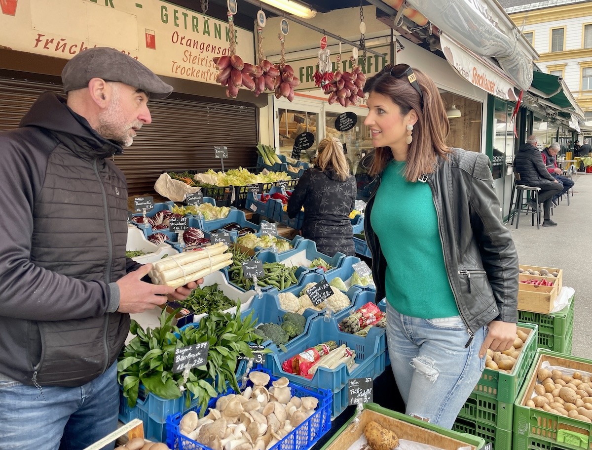 Bei Gemüsehändler Goran am Klagenfurter Benediktinermarkt gibt’s schon frischen Spargel aus der Region.