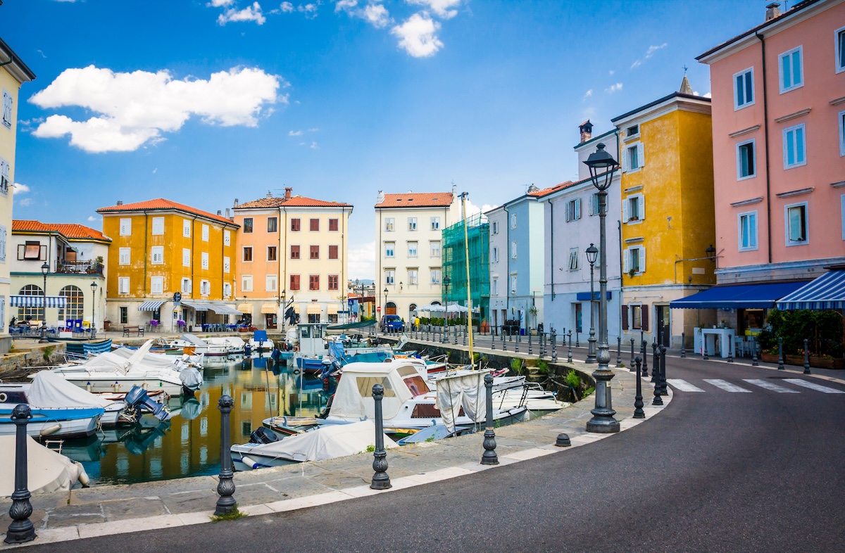 Bunte Häuser reihen sich am malerischen Hafen Mandracchio aneinander.