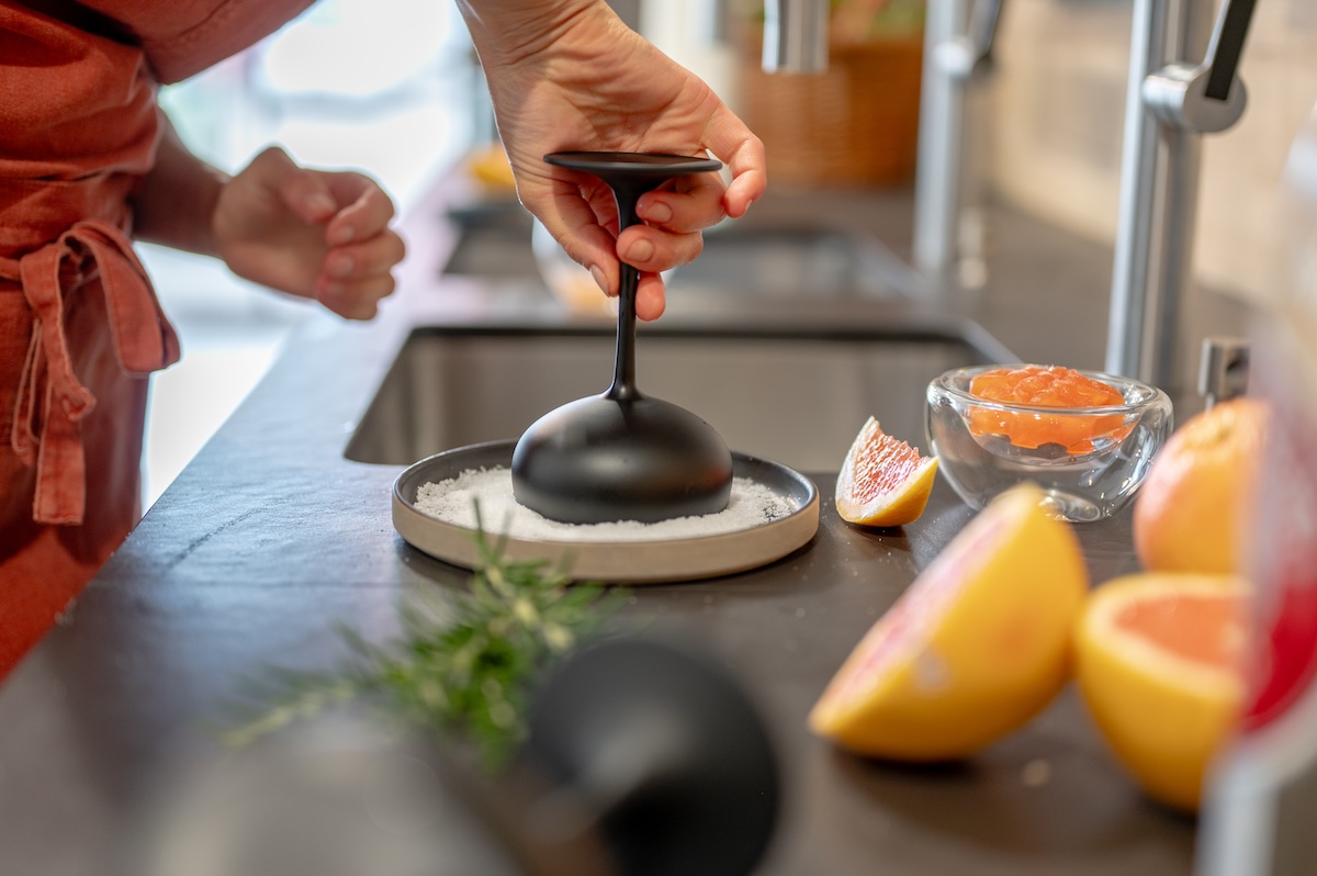 Für den Salzrand wird der Glasrand zuerst mit Grapfruitsaft befeuchtet, dann in Salz getaucht und anschließend kühl gestellt.