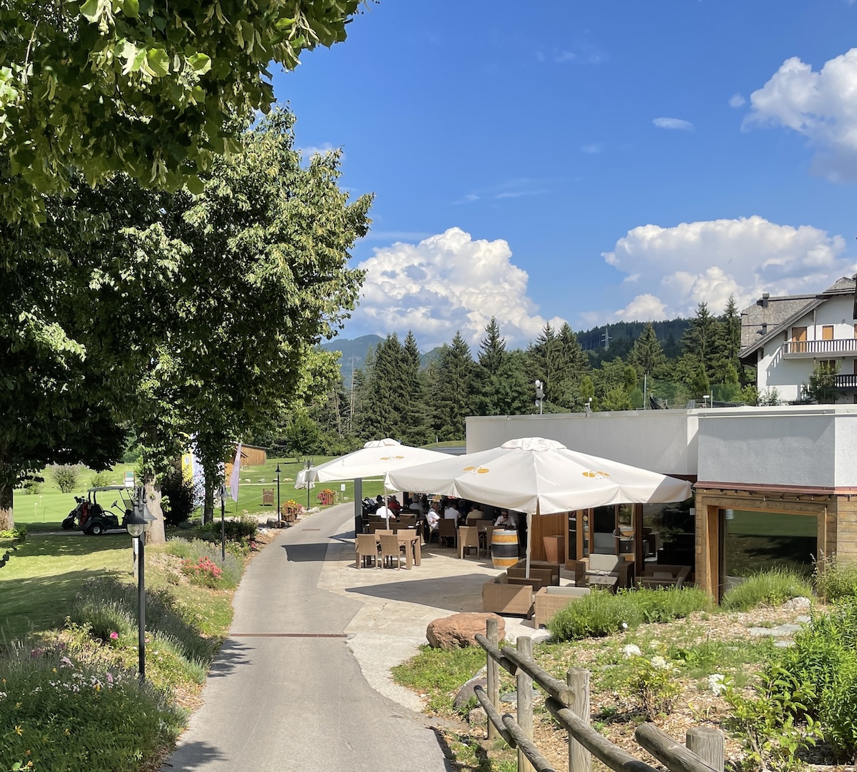 Auf der traumhaften Terrasse des Golfrestaurants kann man eine Golfrunde entspannt ausklingen lassen.