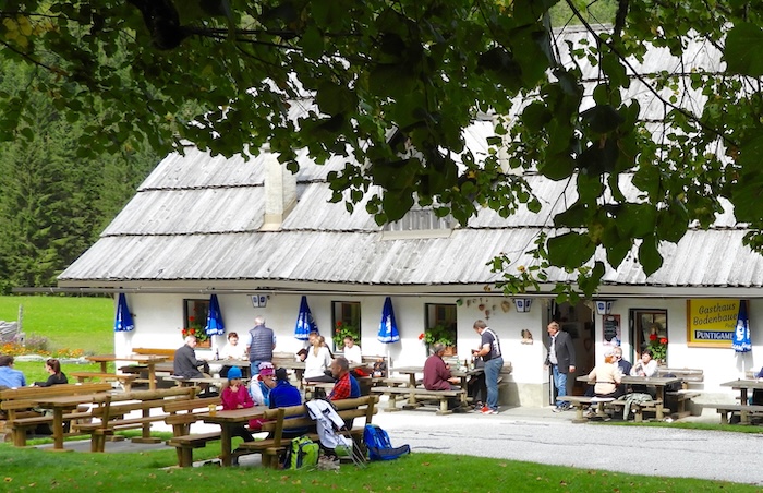 Im 130 Jahre alten Gasthaus Bodenbauer, im Sommer und Winter beliebtes Einkehrziel, kommt Bodenständiges auf den Tisch.