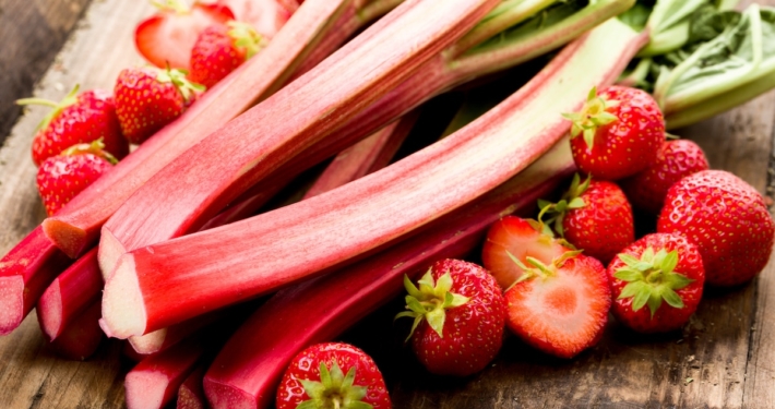 Rharbarber und Erdbeeren