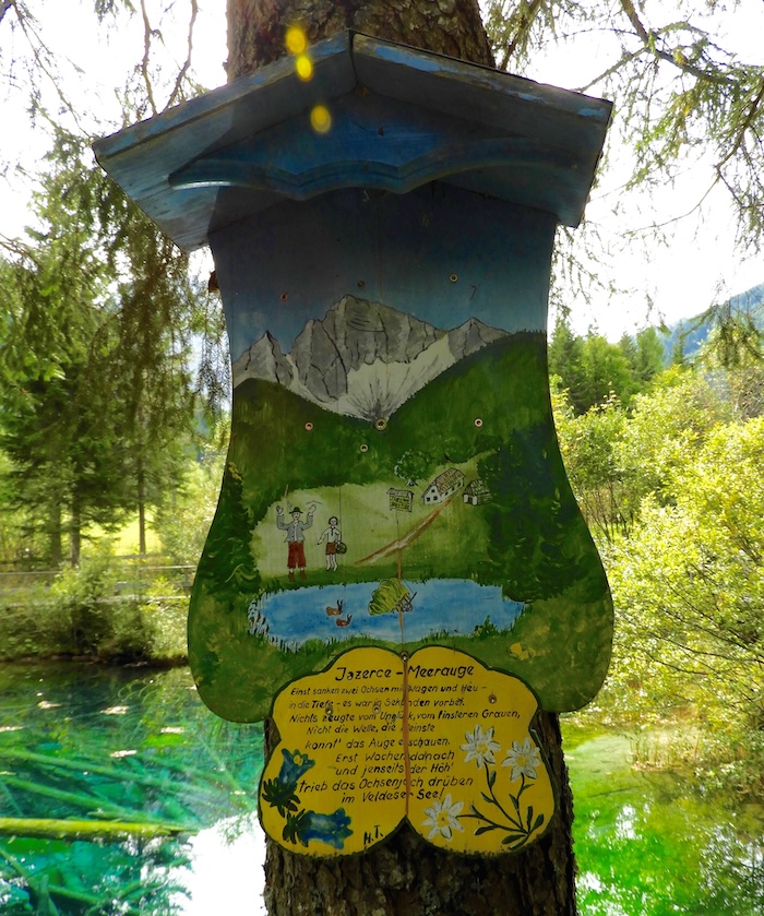 Auf der Tafel steht die Sage vom Ochsengespann, das im Meerauge versank und im Bleder See wieder auftauchte, geschrieben.