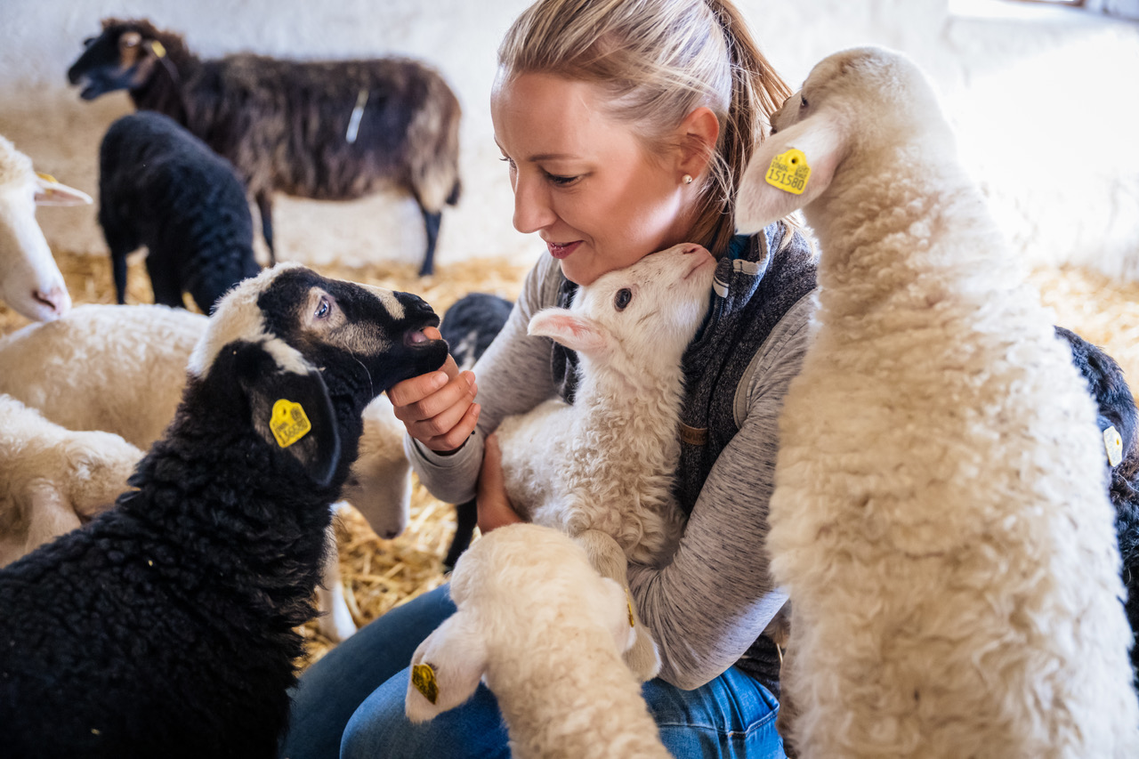 Claudia Sackl kümmert sich liebevoll um ihre Tiere