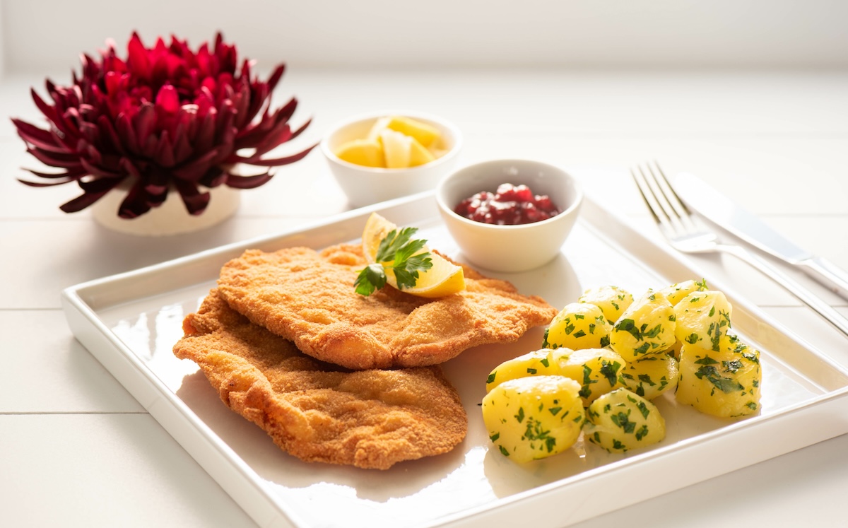 Klassisches Wiener Schnitzel vom Kalb mit Preiselbeeren und Zitronenscheibe