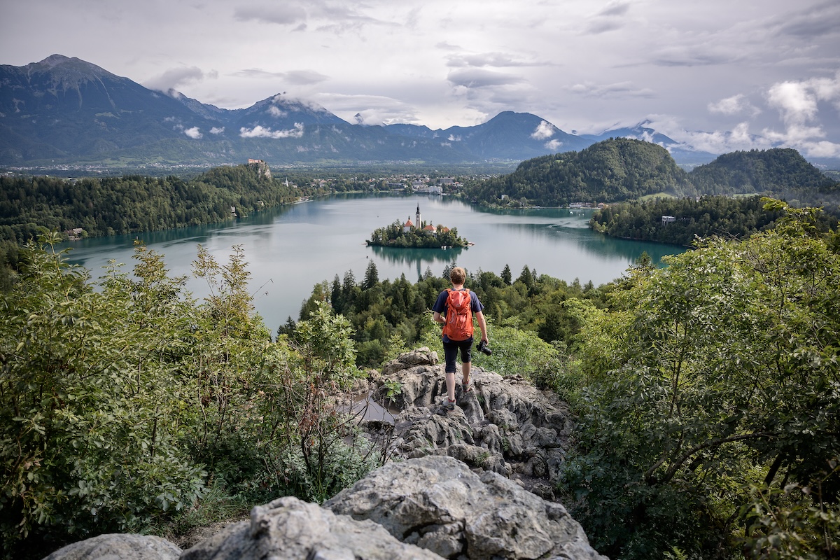 Zwischenrast am Juliana Trail mit traumhaftem Blick auf den Bleder See.