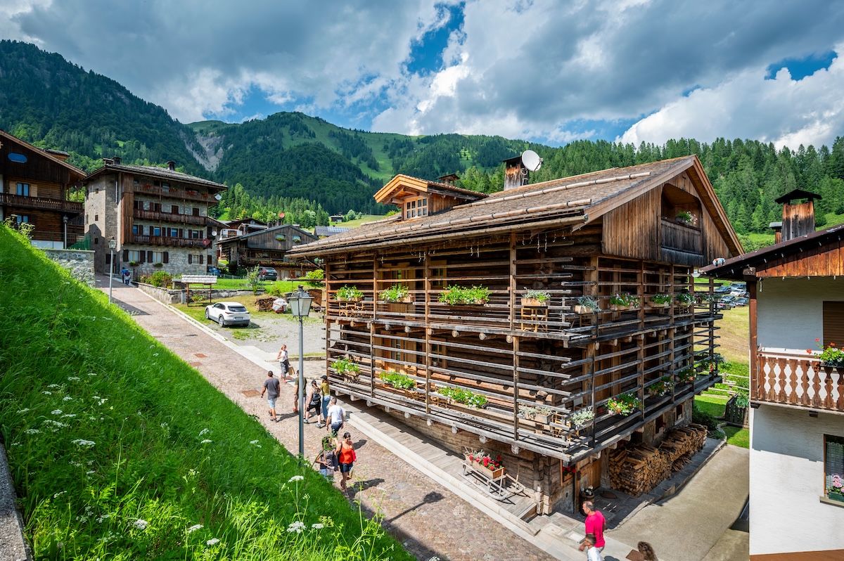 Das malerische Bergdorf Sauris in den Karnischen Alpen im Norden von Friaul.
