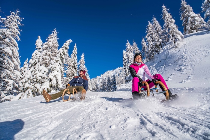 Winterspaß abseits der Pisten findet man beim Rodeln, Snowbiken, Skidoo-Fahren …