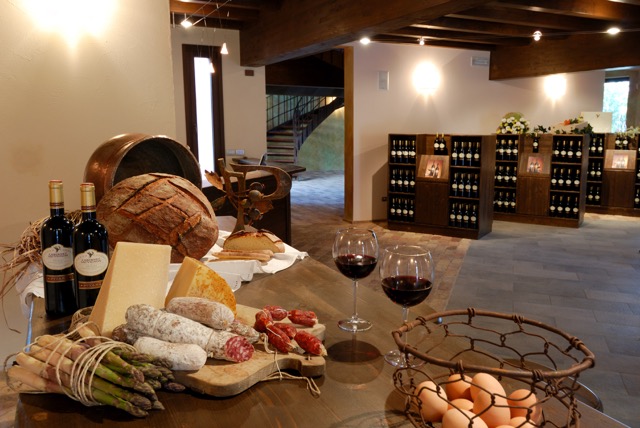 Im Weingut Pitars werden wir einen Blick hinter die Weinproduktion werfen und edle Tropfen verkosten.