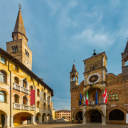 Das Rathaus und der Glockenturm des Markusdomes am Corso Vittorio Emanuele sind das Herzstück der Altstadt von Pordenone.
