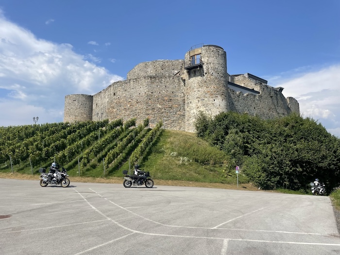 Auch die Burg Taggenbrunn und ihr Weingut sind Ziel einer Tagestour.