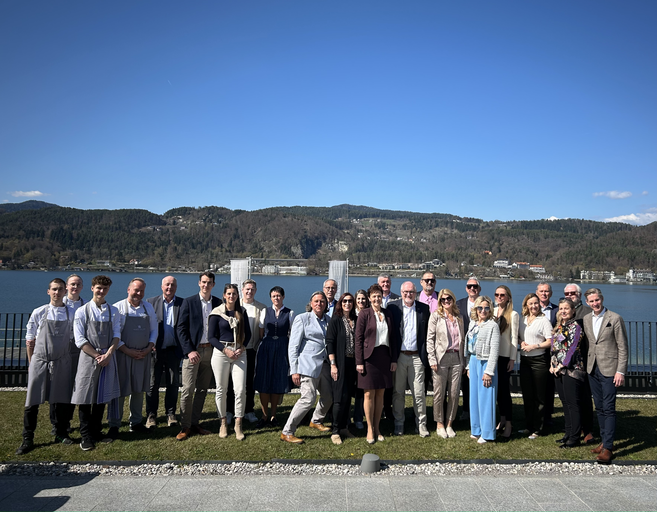Verkostungsteilnehmer und das Team des Gourmetrestaurant Hubert Wallner