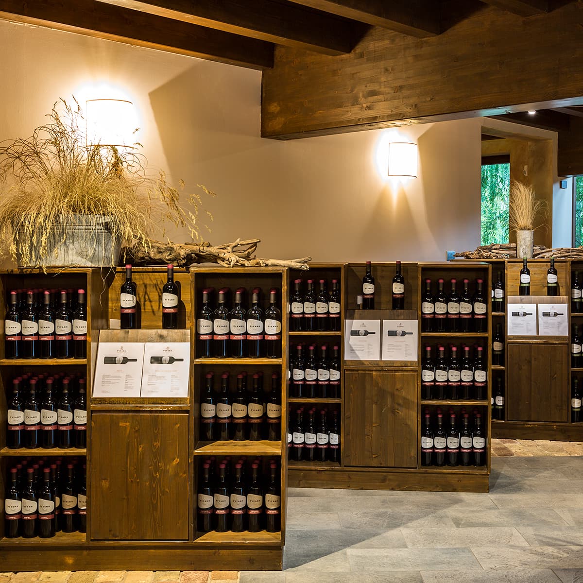 Ein Blick in die Vinothek am Weingut Pitars