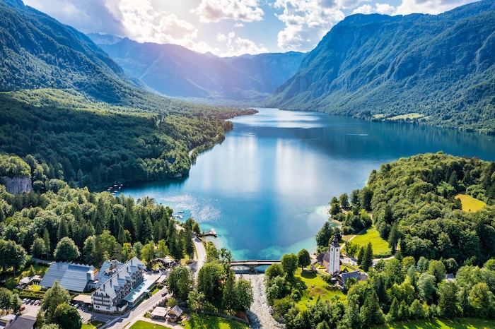 Vier Kilometer lang und über einen Kilometer breit: Der malerische Woheiner See ist der größte See Sloweniens.