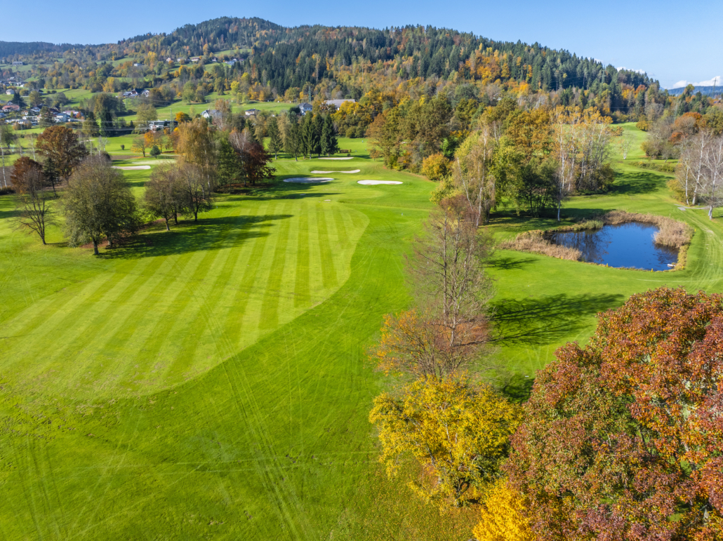 Golfanlage Moosburg-Pörtschach Die Fairways präsentieren sich idyllisch in die Natur eingebettet und laden zum entspannten Golfen ein.