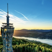 Genießen Sie vom weltweit höchsten Holzaussichtsturm einen einzigartigen Rundblick über Kärnten und die beeindruckende Seenlandschaft.