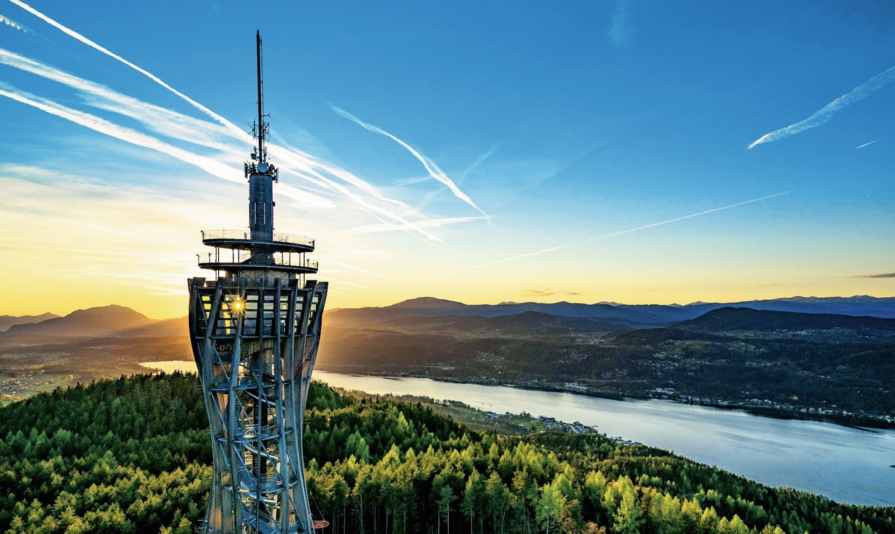 Genießen Sie vom weltweit höchsten Holzaussichtsturm einen einzigartigen Rundblick über Kärnten und die beeindruckende Seenlandschaft.