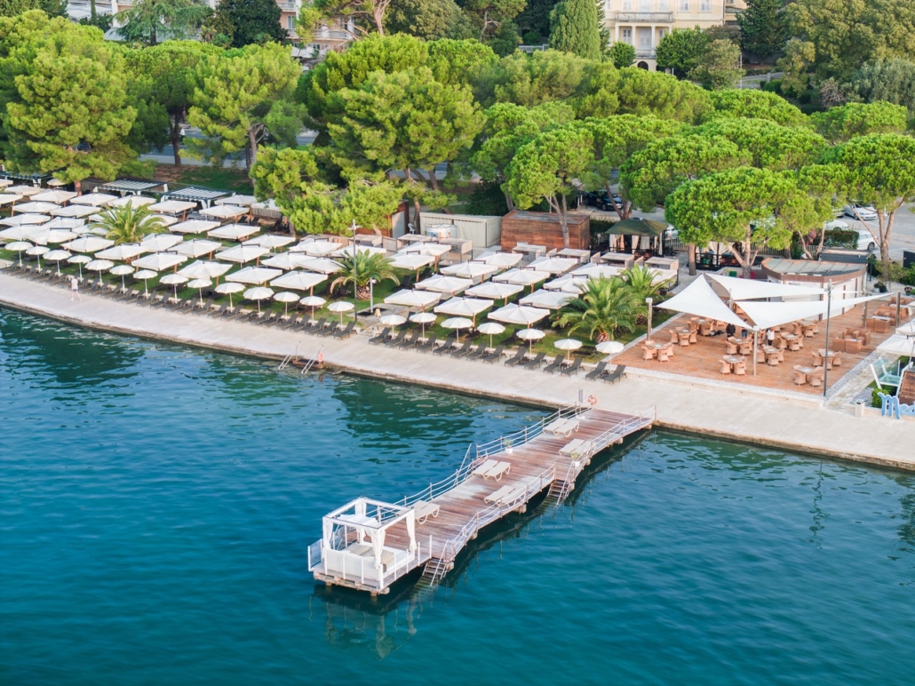 Die schattenspendenden Pinien und das satte Grün machen Plaža Meduza zu einem der grünsten Strände Sloweniens.